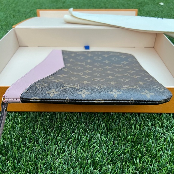 ❌SOLD❌Louis Vuitton Daily Pouch Monogram Rose Ballerine - Picture 5 of 16